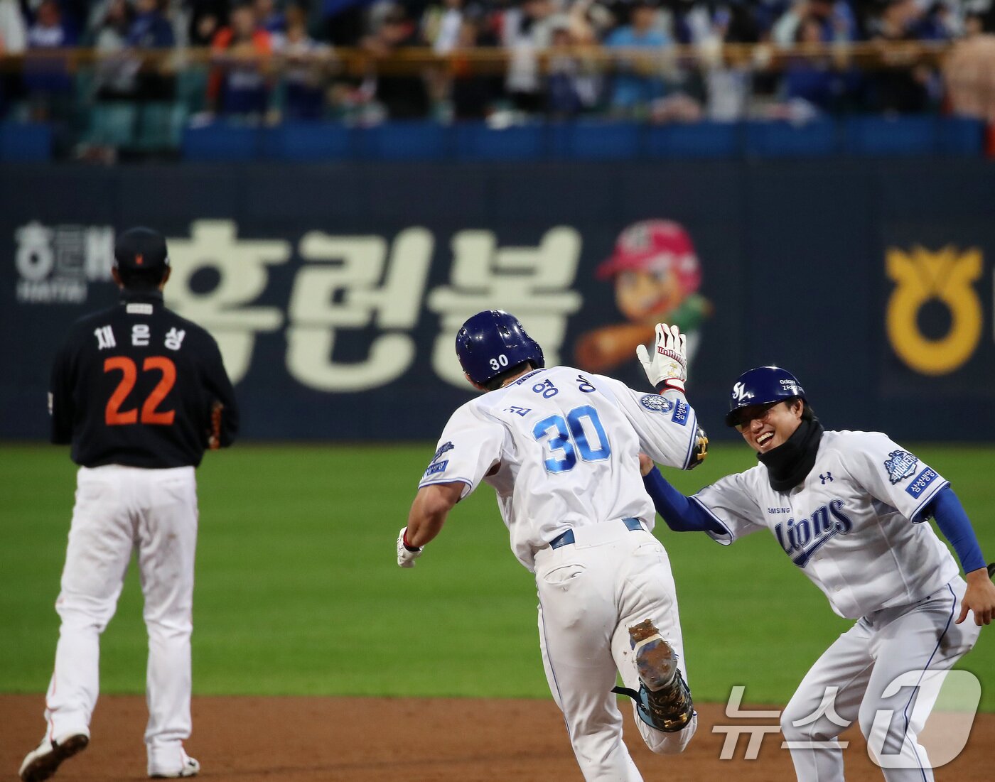 본문 이미지 - 22일 오후 대구 삼성라이온즈파크에서 열린 프로야구 2025 신한 SOL뱅크 KBO 포스트시즌 플레이오프 4차전 삼성 라이온즈와 한화 이글스의 경기, 삼성 김영웅이 7회말 1사 1,2루 연타석 3점 홈런을 터뜨린 뒤 기뻐하고 있다. 2025.10.22/뉴스1 ⓒ News1 공정식 기자