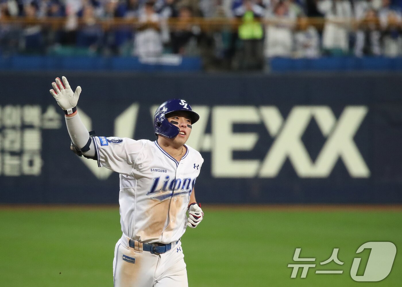 본문 이미지 - 22일 오후 대구 삼성라이온즈파크에서 열린 프로야구 2025 신한 SOL뱅크 KBO 포스트시즌 플레이오프 4차전 삼성 라이온즈와 한화 이글스의 경기, 삼성 김영웅이 7회말 1사 1,2루 연타석 3점 홈런을 터뜨린 뒤 기뻐하고 있다. 2025.10.22/뉴스1 ⓒ News1 공정식 기자