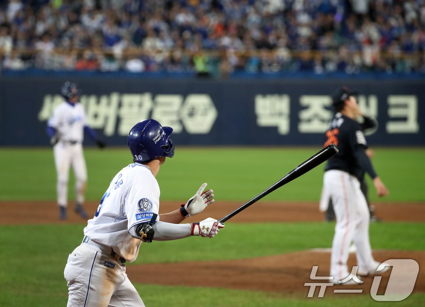 본문 이미지 - 22일 오후 대구 삼성라이온즈파크에서 열린 프로야구 2025 신한 SOL뱅크 KBO 포스트시즌 플레이오프 4차전 삼성 라이온즈와 한화 이글스의 경기, 삼성 김영웅이 7회말 1사 1,2루 연타석 3점 홈런을 터뜨리고 있다. 2025.10.22/뉴스1 ⓒ News1 공정식 기자