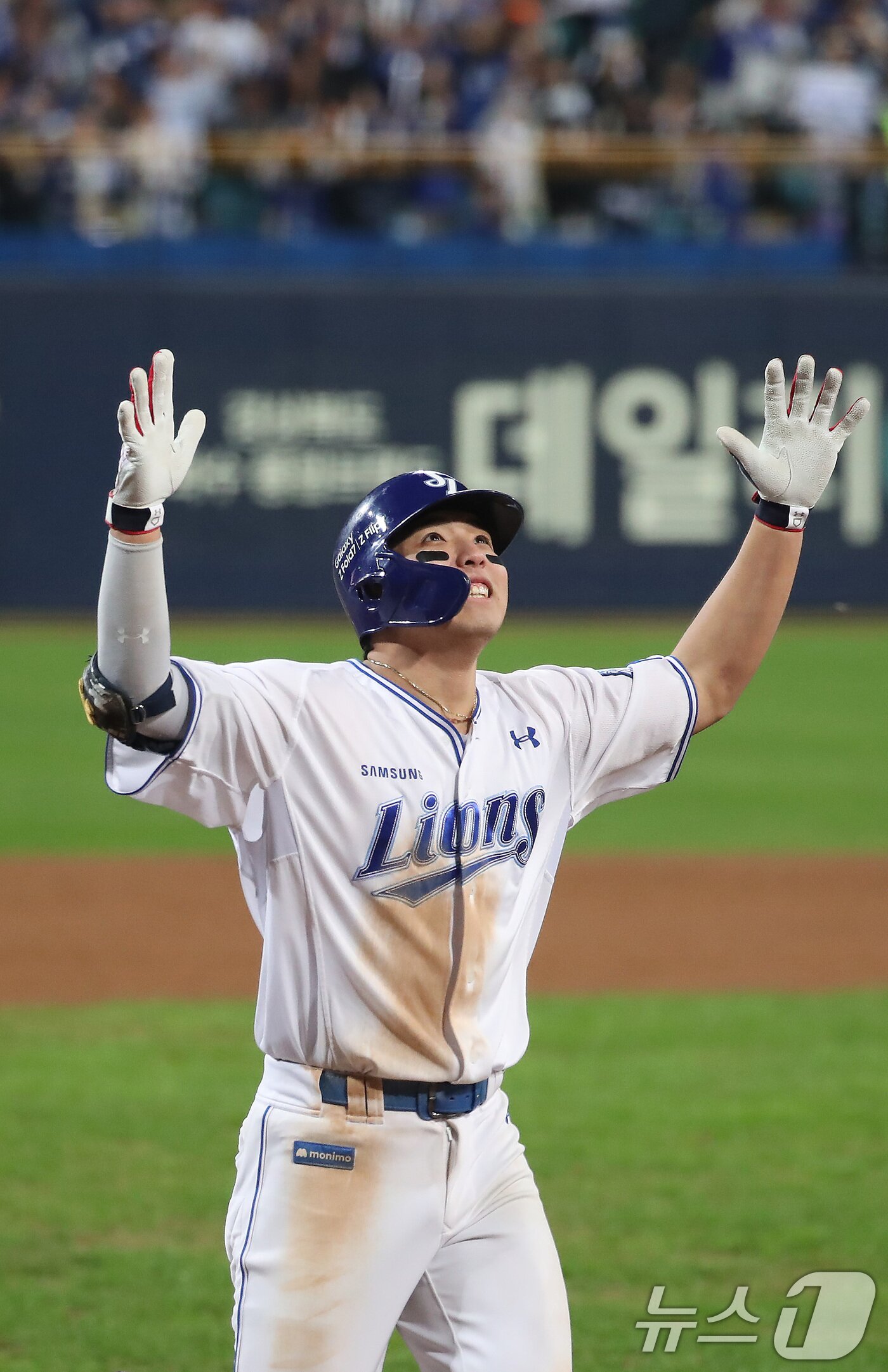 본문 이미지 - 22일 오후 대구 삼성라이온즈파크에서 열린 프로야구 2025 신한 SOL뱅크 KBO 포스트시즌 플레이오프 4차전 삼성 라이온즈와 한화 이글스의 경기, 삼성 김영웅이 7회말 1사 1,2루 연타석 3점 홈런을 터뜨린 뒤 기뻐하고 있다. 2025.10.22 ⓒ 뉴스1 공정식 기자