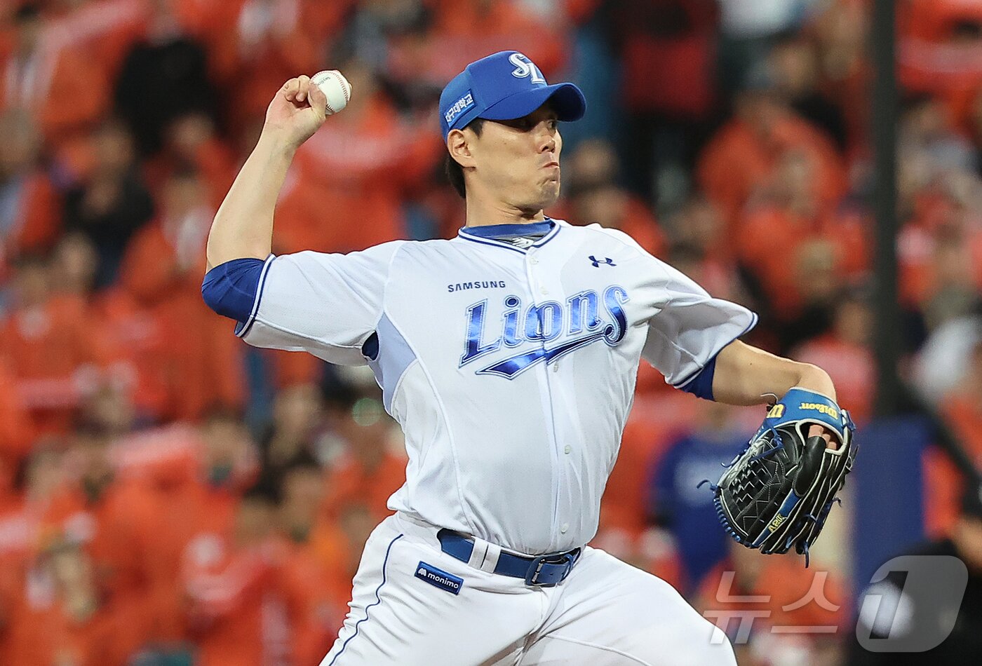본문 이미지 - 22일 오후 대구 삼성라이온즈파크에서 열린 프로야구 2025 신한 SOL뱅크 KBO 플레이오프 4차전 한화 이글스와 삼성 라이온즈의 경기, 삼성 마무리 김재윤이 9회초 등판해 힘차게 공을 던지고 있다. 2025.10.22 ⓒ 뉴스1 김진환 기자