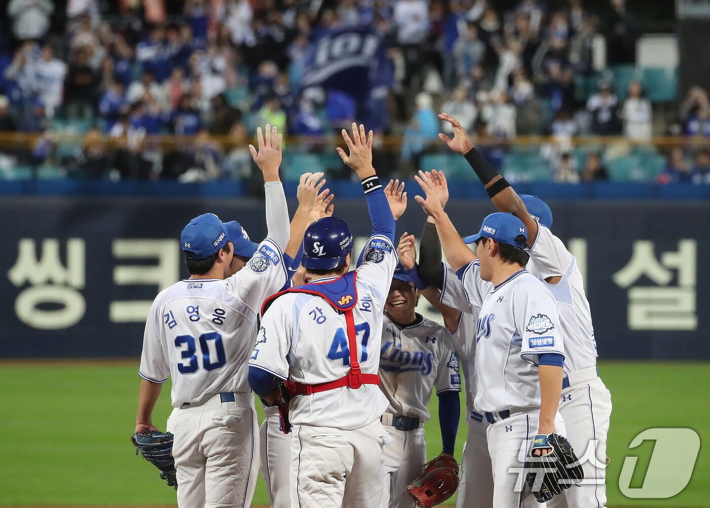 본문 이미지 - 22일 오후 대구 삼성라이온즈파크에서 열린 프로야구 2025 신한 SOL뱅크 KBO 포스트시즌 플레이오프 4차전 삼성 라이온즈와 한화 이글스의 경기, 7대 4 승리를 거둔 삼성 선수들이 기뻐하고 있다. 2025.10.22/뉴스1 ⓒ News1 공정식 기자