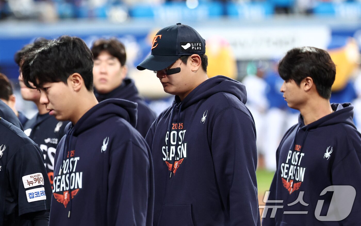 본문 이미지 - 22일 대구삼성라이온즈파크에서 열린 2025 신한 SOL뱅크 KBO 포스트시즌 플레이오프 4차전 한화 이글스와 삼성 라이온즈의 경기에서 한화 김서현이 4-7로 패배한 후 고개를 숙인 채 더그아웃으로 향하고 있다. 2025.10.22/뉴스1 ⓒ News1 김성진 기자