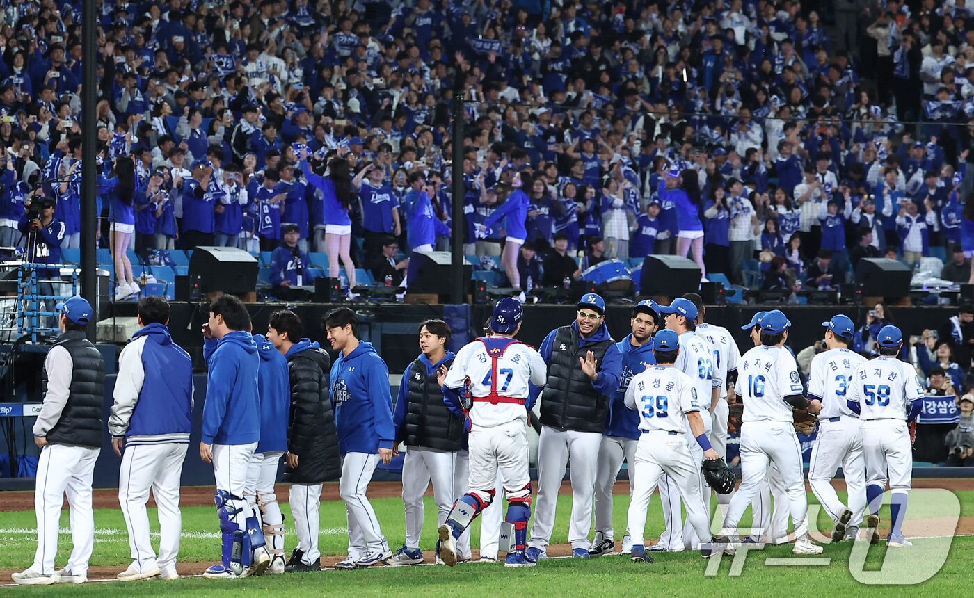 본문 이미지 - 22일 대구삼성라이온즈파크에서 열린 2025 신한 SOL뱅크 KBO 포스트시즌 플레이오프 4차전 한화 이글스와 삼성 라이온즈의 경기에서 7-4로 승리를 거둔 삼성 선수들이 하이파이브를 하고 있다. 2025.10.22/뉴스1 ⓒ News1 김성진 기자