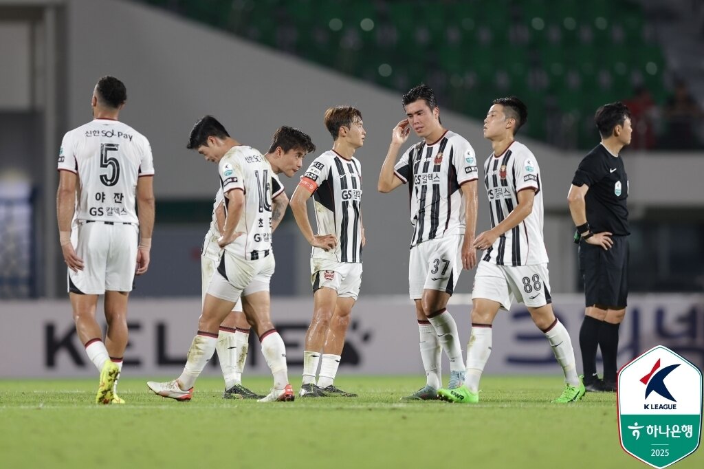 본문 이미지 - 상하이 선화 원정에서 패배한 FC서울. (한국프로축구연맹 제공)