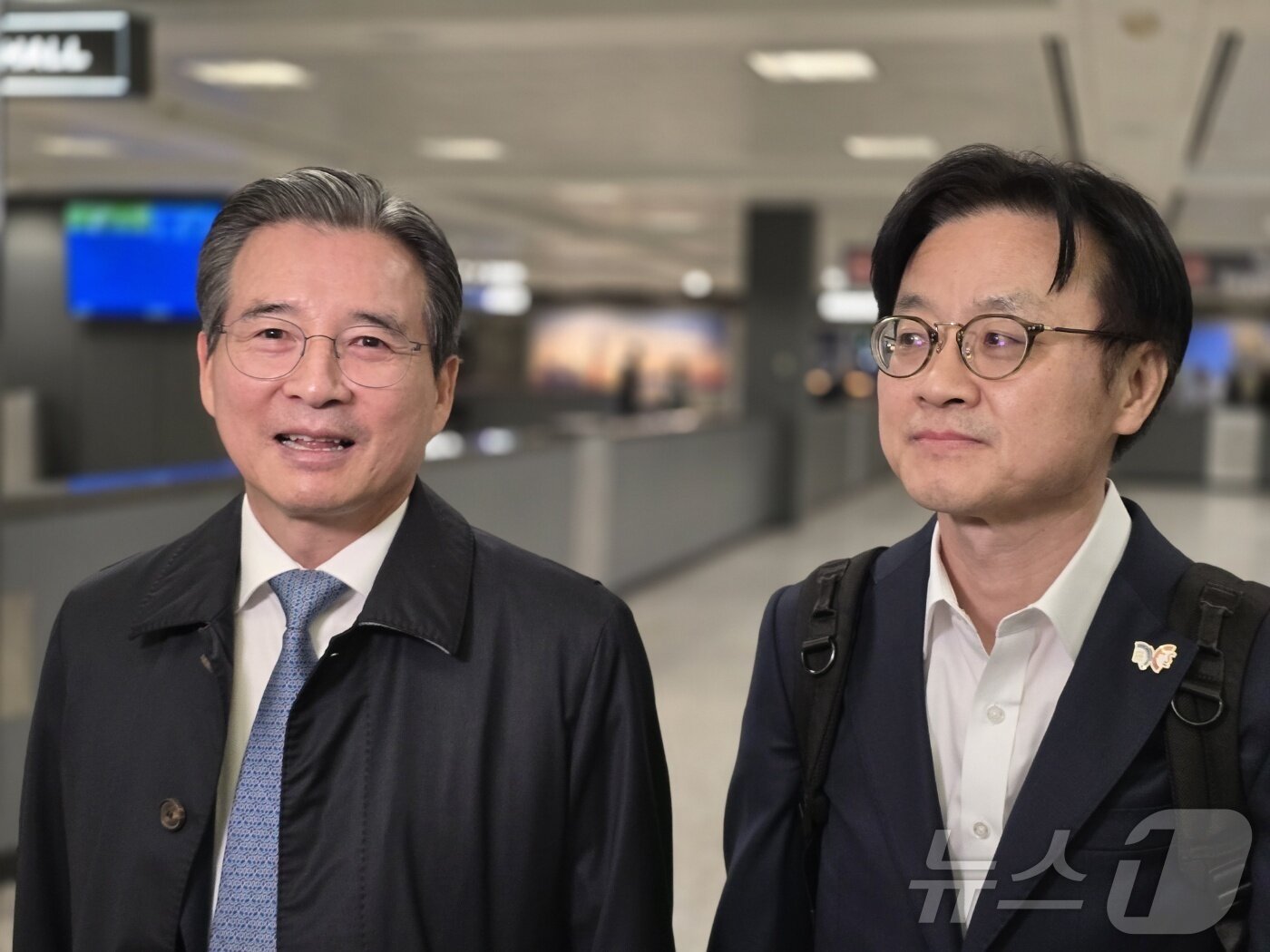 본문 이미지 - 김용범 대통령실 정책실장과 김정관 산업통상자원부 장관이 22일&#40;현지시간&#41; 워싱턴DC 인근 덜레스 국제공항을 통해 입국하고 있다. 2025.10.22. ⓒ News1 류정민 특파원
