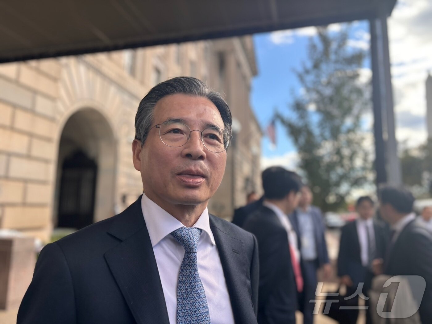 본문 이미지 - 김용범 대통령실 정책실장이 22일&#40;현지시간&#41; 미국 워싱턴DC 상무부서 김정관 산업통상자원부 장관과 함께 미국 측 하워드 러트닉 상무장관과 만나 한미 관세 후속 협상을 진행한 뒤 취재진 질문에 답하고 있다. 2025.10.22. ⓒ News1 류정민 특파원