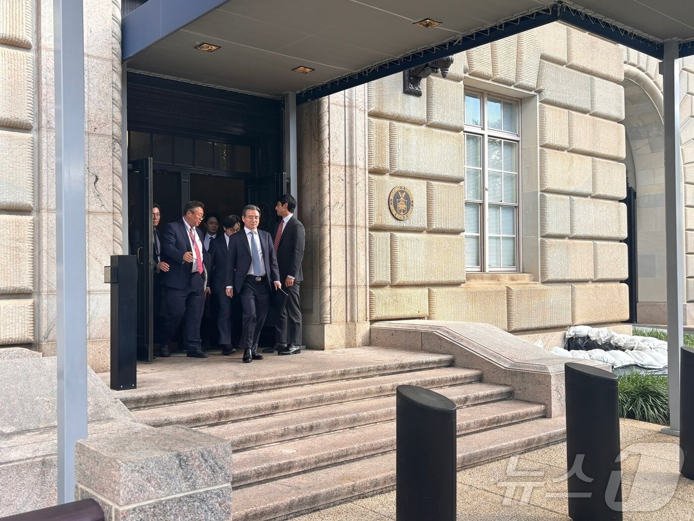 본문 이미지 - 22일&#40;현지시간&#41; 김용범 대통령실 정책실장, 김정관 산업통상자원부 장관 등 한국 측 한미 관세 협상단이 워싱턴DC 상무부 청사에서 하워드 러트닉 미 상무장관과 면담한 뒤 청사를 나서고 있다. 2025.10.22. ⓒ News1 류정민 특파원