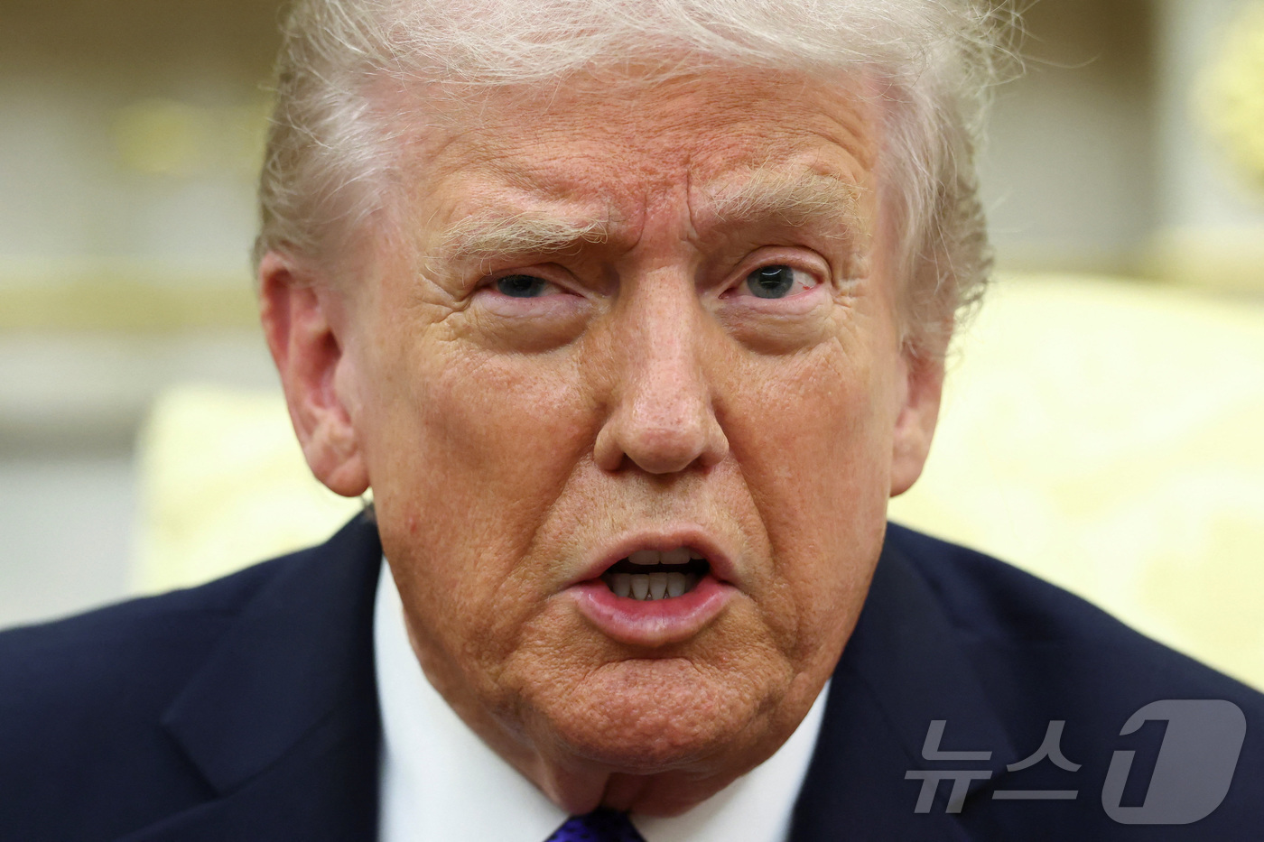 (로이터=뉴스1) 류정민 특파원 = 도널드 트럼프 미국 대통령이 22일(현지시간) 미국 워싱턴DC 백악관에서 마르크 뤼터 북대서양조약기구(NATO·나토) 사무총장과의 회담에서 발언 …