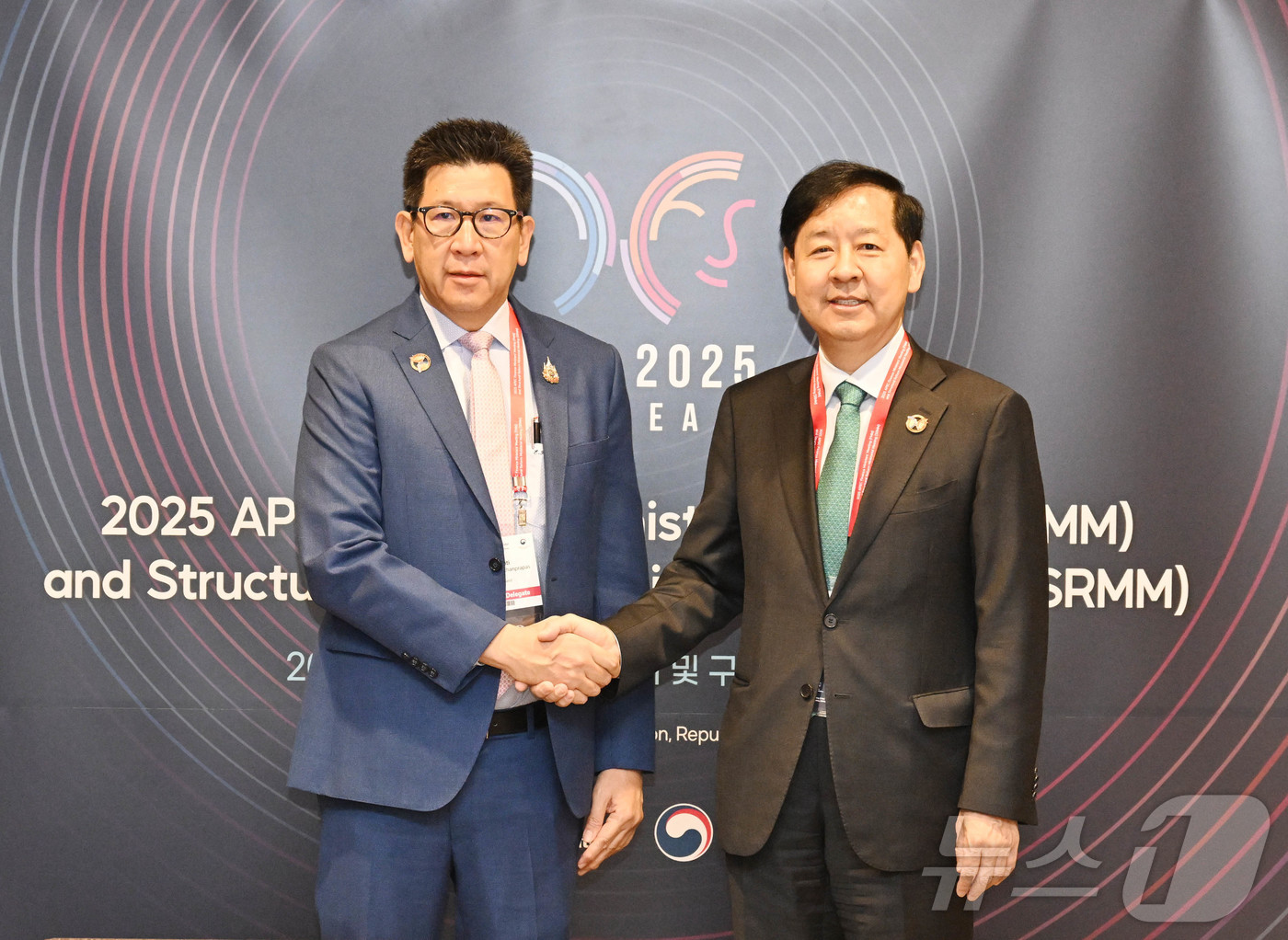 (서울=뉴스1) = 구윤철 경제부총리 겸 기획재정부 장관이 23일 인천 인스파이어 리조드에서 아시아-태평양경제협력체(APEC) 재무장관회의 참석차 방한한 엑니티 니티탄쁘라팟 태국 …