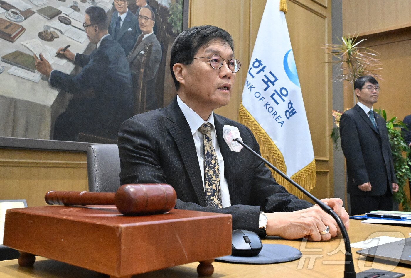 본문 이미지 - 이창용 한국은행 총재가 23일 오전 서울 중구 한국은행에서 열린 금융통화위원회 본회의에 참석하고 있다. 2025.10.23/뉴스1 ⓒ News1 사진공동취재단