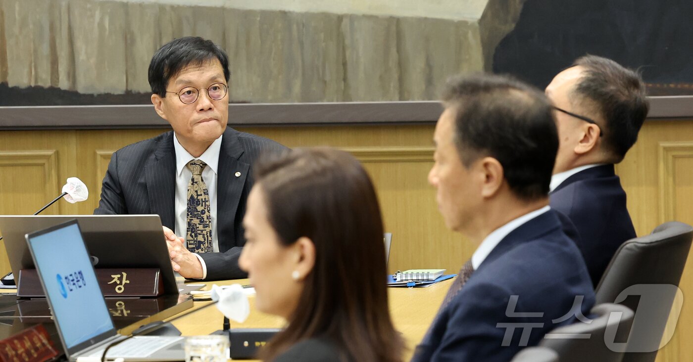 본문 이미지 - 이창용 한국은행 총재가 23일 오전 서울 중구 한국은행 본관에서 금융통화위원회 본회의를 주재하고 있다. 2025.10.23/뉴스1 ⓒ News1 사진공동취재단