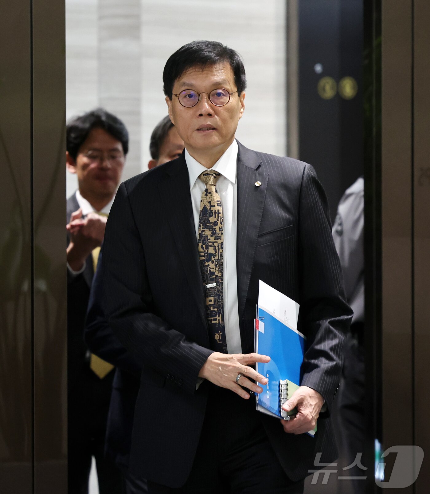 본문 이미지 - 이창용 한국은행 총재가 23일 오전 서울 중구 한국은행 본관에서 열린 금융통화위원회 본회의에 참석하고 있다. 2025.10.23/뉴스1 ⓒ News1 사진공동취재단