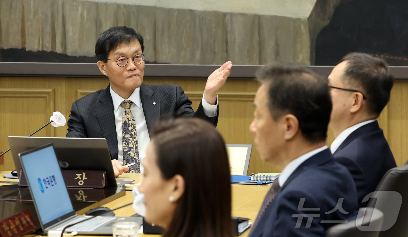 본문 이미지 - 이창용 한국은행 총재가 23일 오전 서울 중구 한국은행 본관에서 금융통화위원회 본회의를 주재하고 있다. 2025.10.23/뉴스1 ⓒ News1 사진공동취재단