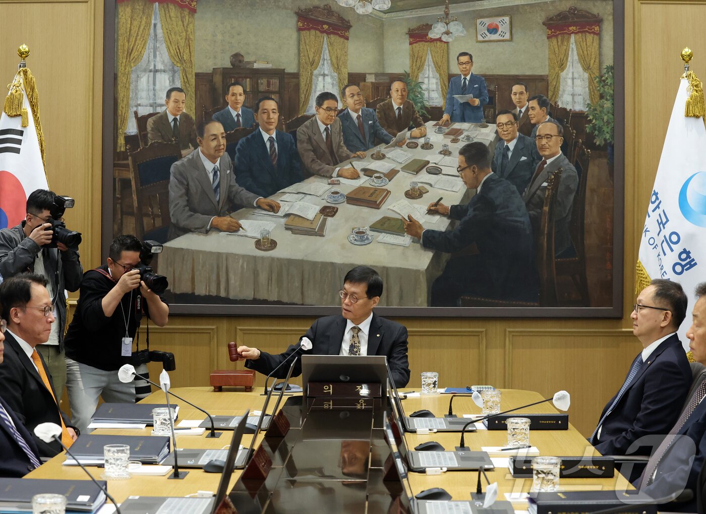 본문 이미지 - 이창용 한국은행 총재가 23일 오전 서울 중구 한국은행 본관에서 열린 금융통화위원회 본회의에서 의사봉을 두드리고 있다. 2025.10.23/뉴스1 ⓒ News1 사진공동취재단