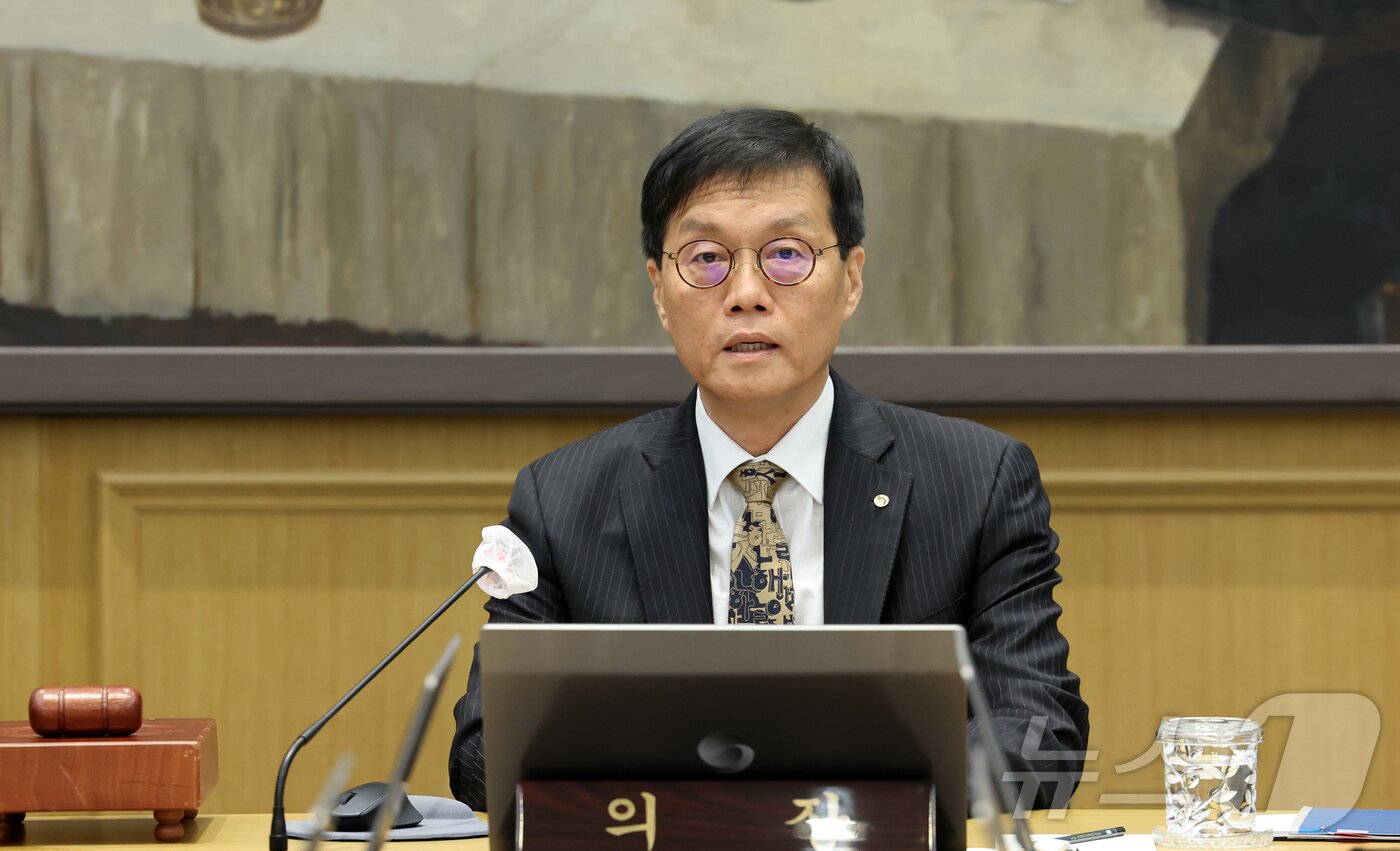 본문 이미지 - 이창용 한국은행 총재가 23일 오전 서울 중구 한국은행 본관에서 금융통화위원회 본회의를 주재하고 있다. 2025.10.23/뉴스1 ⓒ News1 사진공동취재단