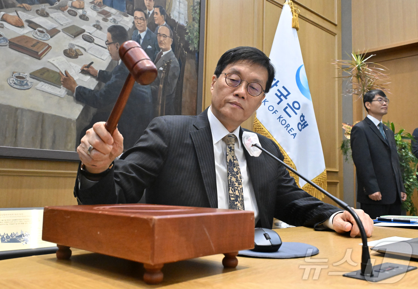 (서울=뉴스1) 사진공동취재단 = 이창용 한국은행 총재가 23일 오전 서울 중구 한국은행에서 열린 금융통화위원회 본회의에 참석해 의사봉을 두드리고 있다. 2025.10.23/뉴스1 …