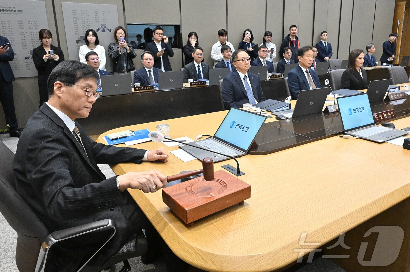 본문 이미지 - 이창용 한국은행 총재가 23일 오전 서울 중구 한국은행에서 열린 금융통화위원회 본회의에 참석해 의사봉을 두드리고 있다. 2025.10.23/뉴스1 ⓒ News1 사진공동취재단