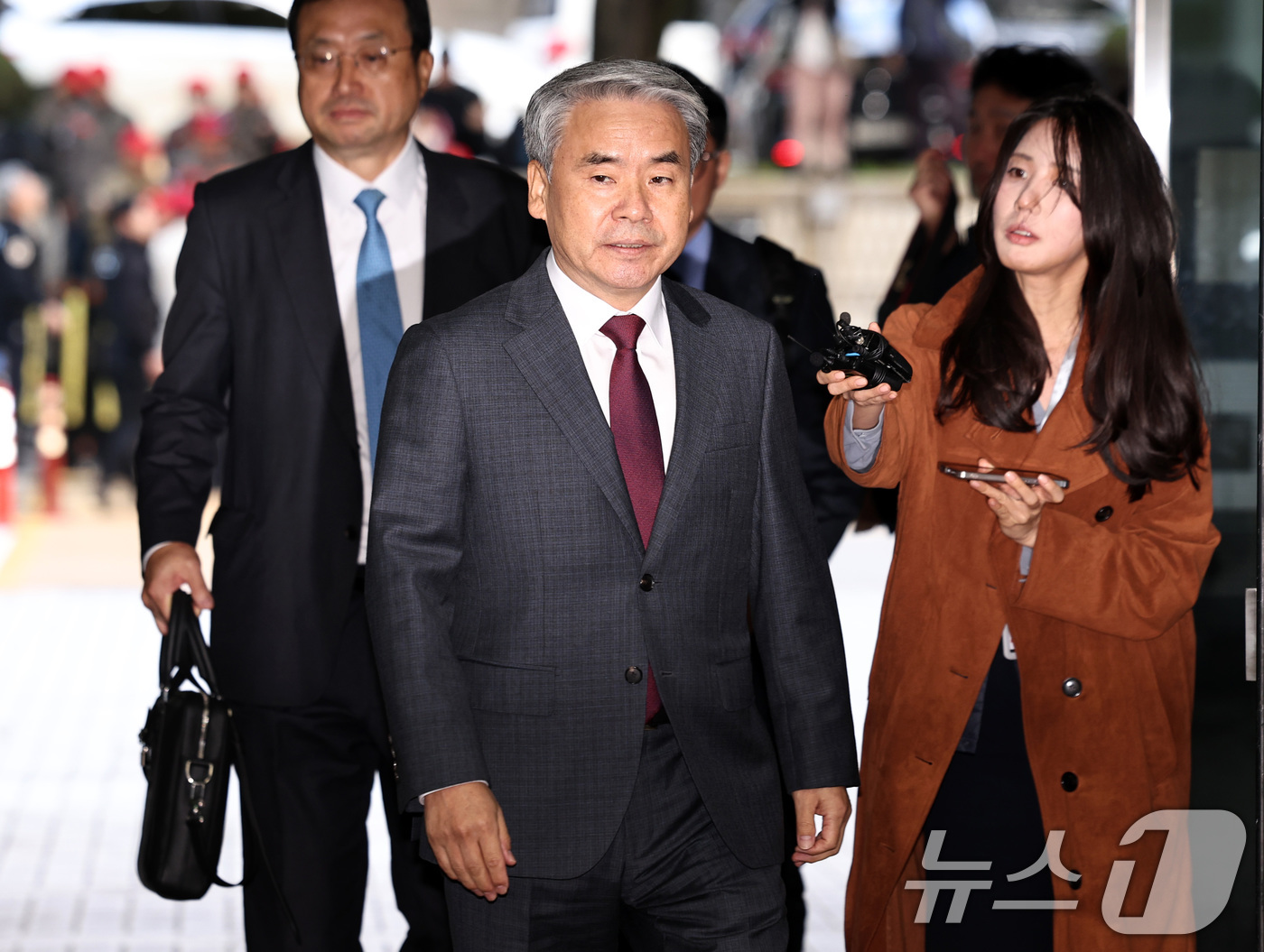 (서울=뉴스1) 구윤성 기자 = 채상병 순직 및 수사 외압·은폐 의혹의 핵심 피의자인 이종섭 전 국방부 장관이 23일 오전 서초구 서울중앙지방법원에서 열린 구속 전 피의자 심문(영 …