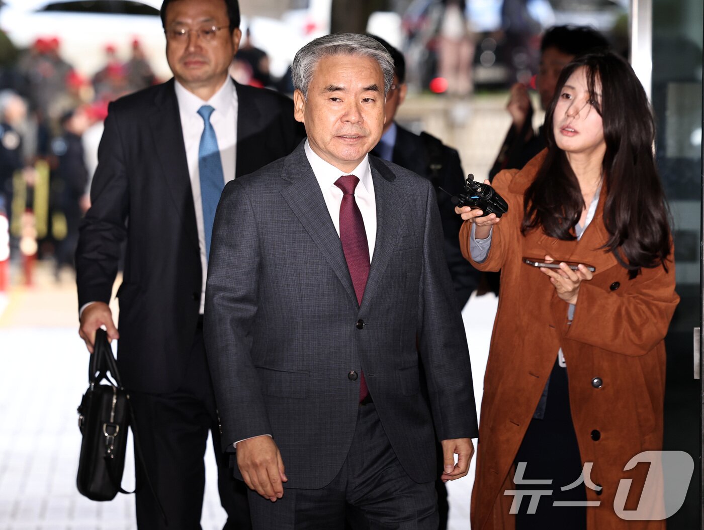 본문 이미지 - 채상병 순직 및 수사 외압·은폐 의혹의 핵심 피의자인 이종섭 전 국방부 장관이 23일 오전 서초구 서울중앙지방법원에서 열린 구속 전 피의자 심문&#40;영장실질심사&#41;에 출석하고 있다. 2025.10.23/뉴스1 ⓒ News1 구윤성 기자