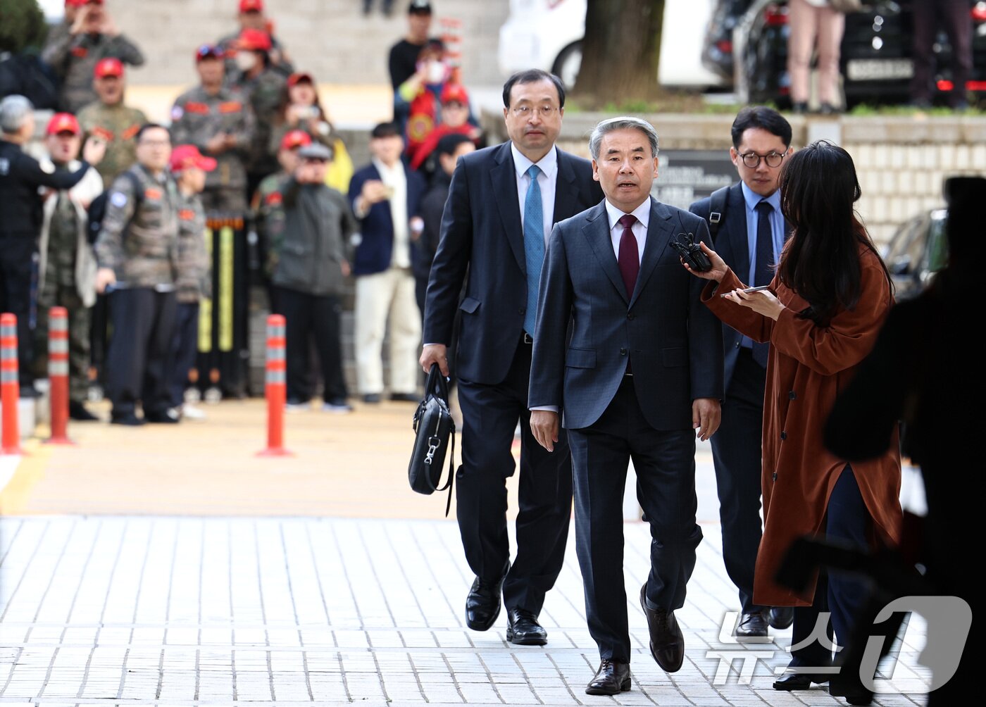 본문 이미지 - 채상병 순직 및 수사 외압·은폐 의혹의 핵심 피의자인 이종섭 전 국방부 장관이 23일 오전 서초구 서울중앙지방법원에서 열린 구속 전 피의자 심문&#40;영장실질심사&#41;에 출석하고 있다. 2025.10.23/뉴스1 ⓒ News1 구윤성 기자