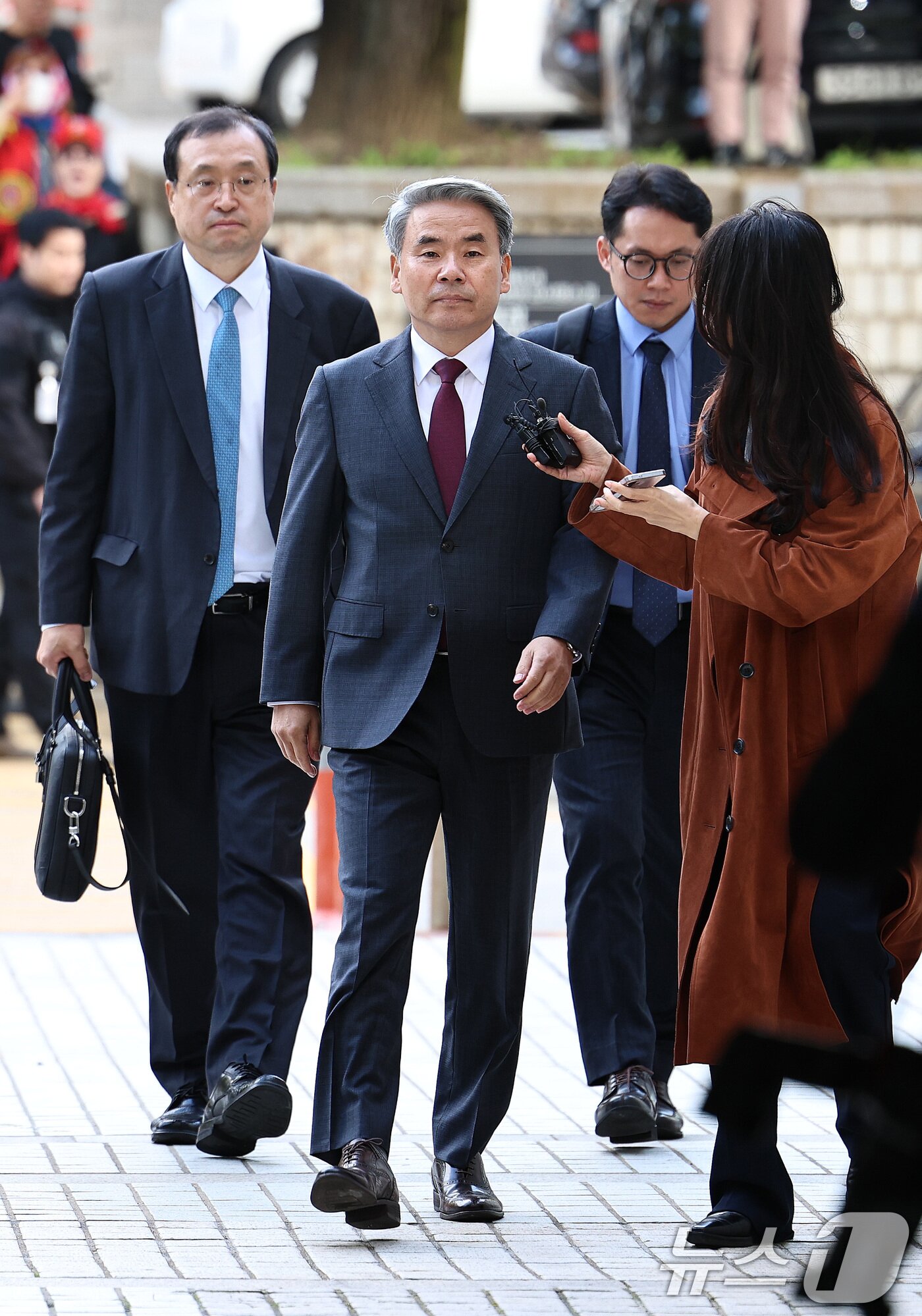 본문 이미지 - 채상병 순직 및 수사 외압·은폐 의혹의 핵심 피의자인 이종섭 전 국방부 장관이 23일 오전 서초구 서울중앙지방법원에서 열린 구속 전 피의자 심문&#40;영장실질심사&#41;에 출석하고 있다. 2025.10.23/뉴스1 ⓒ News1 구윤성 기자