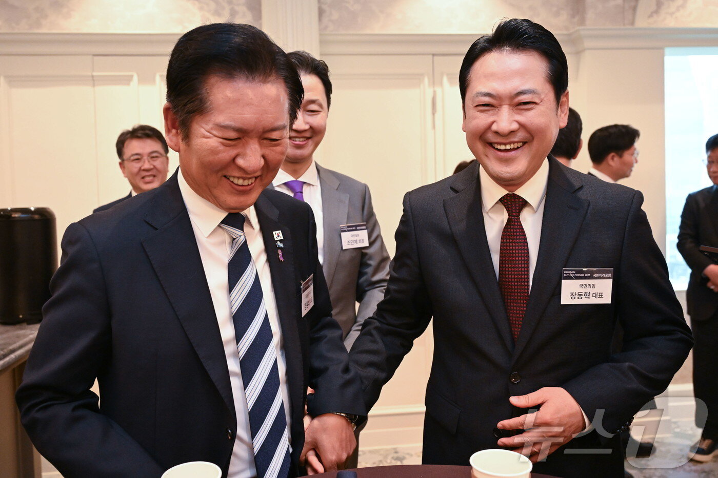 본문 이미지 - 정청래 더불어민주당 대표와 장동혁 국민의힘 대표가 23일 서울 영등포구 CCMM빌딩에서 열린 2025 국민미래포럼 '선도국가로의 퀀텀점프 : 과학기술이 여는 새로운 성장’에서 만나 인사하고 있다. 2025.10.23/뉴스1 ⓒ News1 국회사진기자단