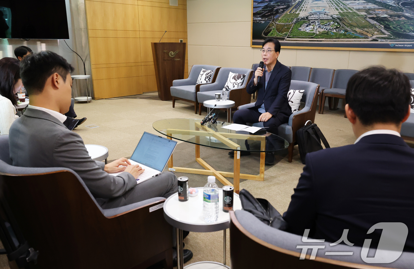 (인천공항=뉴스1) 오대일 기자 = 캄보디아 납치·감금 사태 관련 현장 국정감사를 마치고 돌아온 송언석 국민의힘 원내대표가 23일 오전 인천국제공항 제1터미널에서 열린 캄보디아 사 …