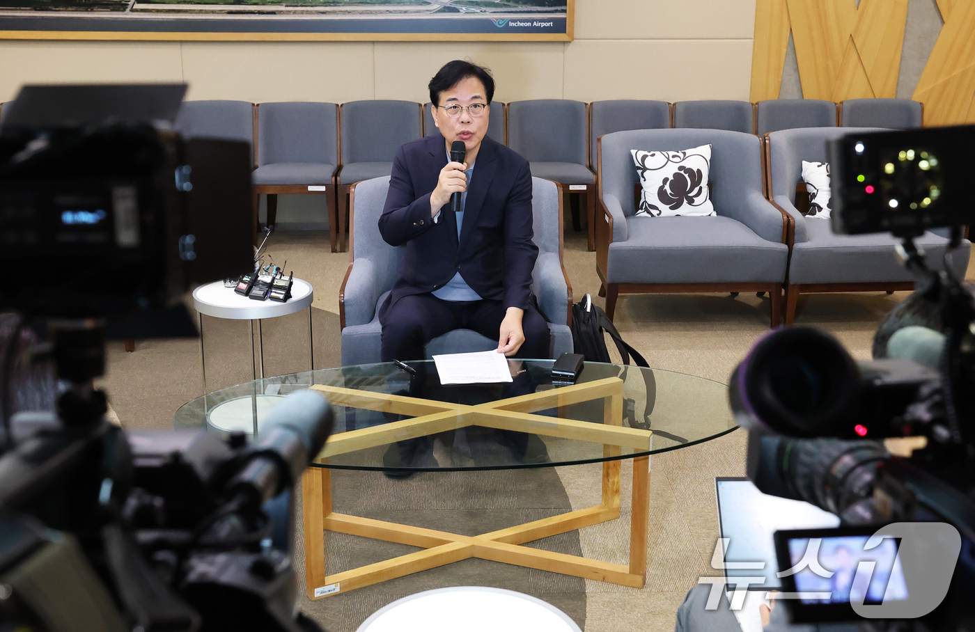 (인천공항=뉴스1) 오대일 기자 = 캄보디아 납치·감금 사태 관련 현장 국정감사를 마치고 돌아온 송언석 국민의힘 원내대표가 23일 오전 인천국제공항 제1터미널에서 열린 캄보디아 사 …