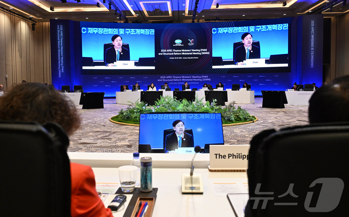 (서울=뉴스1) = 구윤철 부총리 겸 기획재정부 장관이 23일 인천 인스파이어 리조트에서 열린 아시아-태평양경제협력체(APEC) 구조개혁장관회의를 주재하고 있다. (기획재정부 제공 …