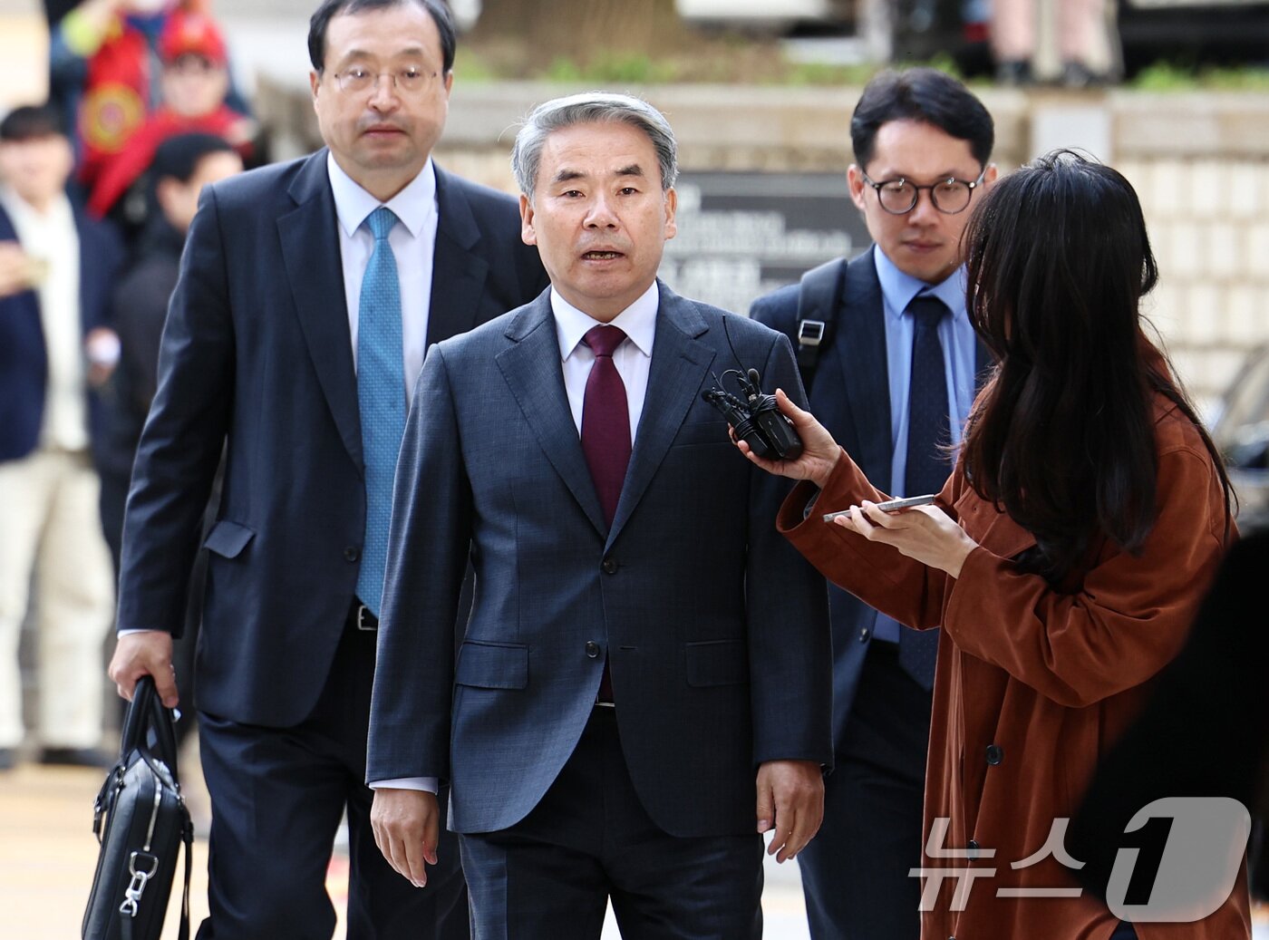 본문 이미지 - 채상병 순직 및 수사 외압·은폐 의혹의 핵심 피의자인 이종섭 전 국방부 장관이 23일 오전 서초구 서울중앙지방법원에서 열린 구속 전 피의자 심문&#40;영장실질심사&#41;에 출석하고 있다. 2025.10.23/뉴스1 ⓒ News1 구윤성 기자