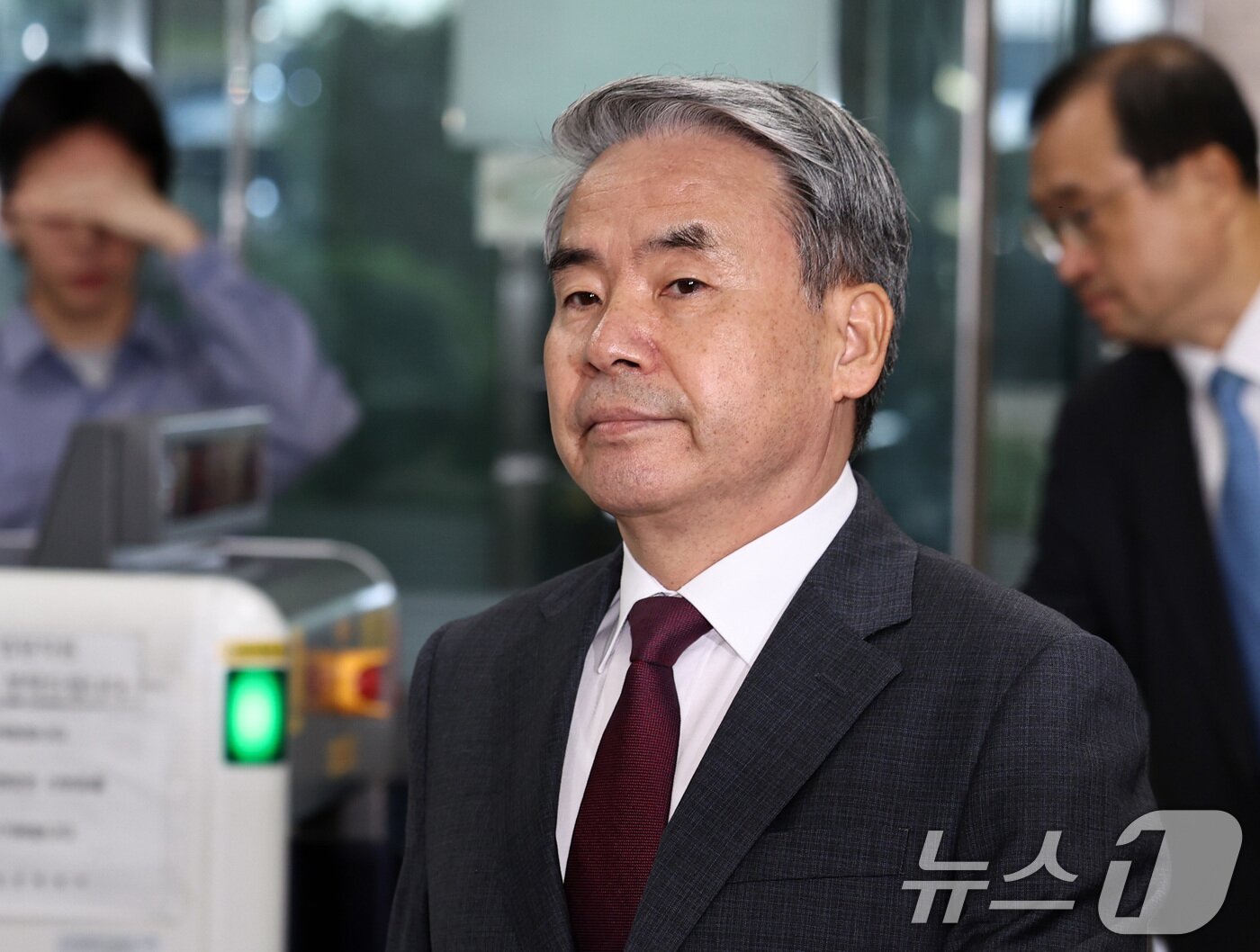 본문 이미지 - 채상병 순직 및 수사 외압·은폐 의혹의 핵심 피의자인 이종섭 전 국방부 장관이 23일 오전 서초구 서울중앙지방법원에서 열린 구속 전 피의자 심문&#40;영장실질심사&#41;에 출석하고 있다. 2025.10.23/뉴스1 ⓒ News1 구윤성 기자