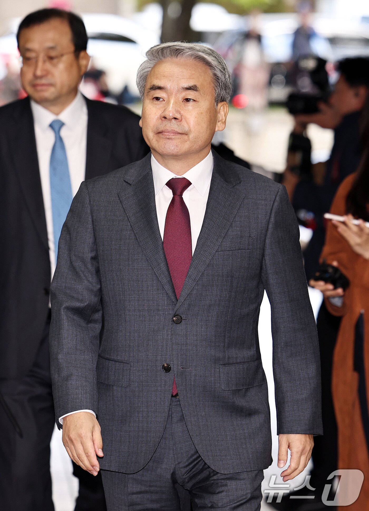 본문 이미지 - 채상병 순직 및 수사 외압·은폐 의혹의 핵심 피의자인 이종섭 전 국방부 장관이 23일 오전 서초구 서울중앙지방법원에서 열린 구속 전 피의자 심문&#40;영장실질심사&#41;에 출석하고 있다. 2025.10.23/뉴스1 ⓒ News1 구윤성 기자