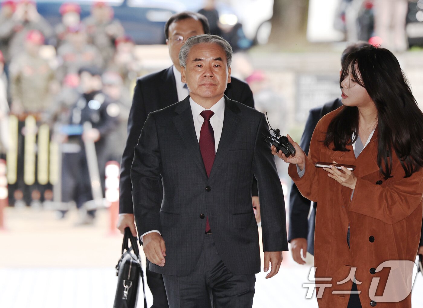 본문 이미지 - 채상병 순직 및 수사 외압·은폐 의혹의 핵심 피의자인 이종섭 전 국방부 장관이 23일 오전 서초구 서울중앙지방법원에서 열린 구속 전 피의자 심문&#40;영장실질심사&#41;에 출석하고 있다. 2025.10.23/뉴스1 ⓒ News1 구윤성 기자