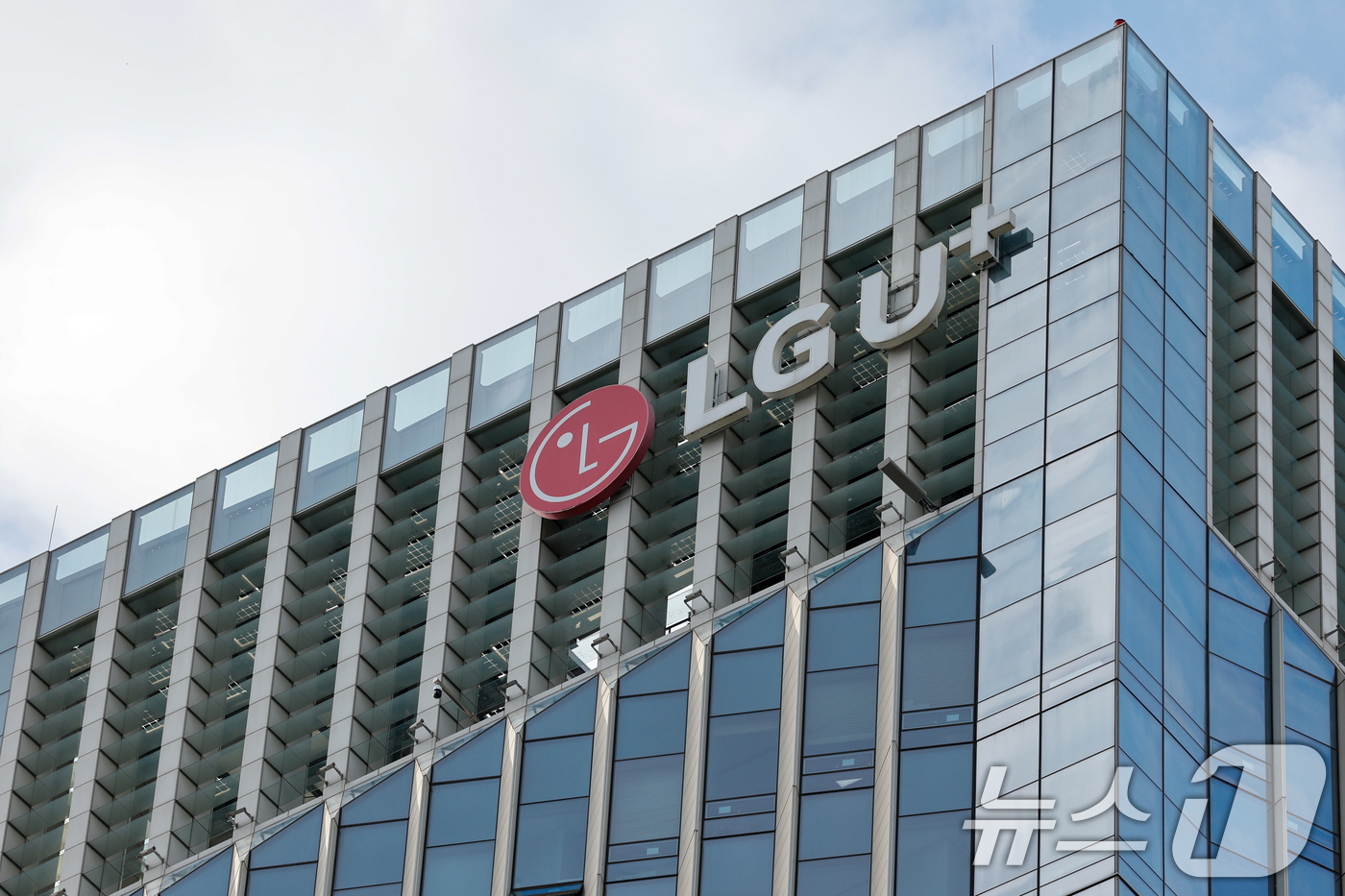 (서울=뉴스1) 안은나 기자 = 23일 통신업계 등에 따르면 LG유플러스는 이날 한국인터넷진흥원(KISA)에 서버 해킹 피해와 관련한 신고서를 제출했다.이로써 올해는 국내 통신 3 …