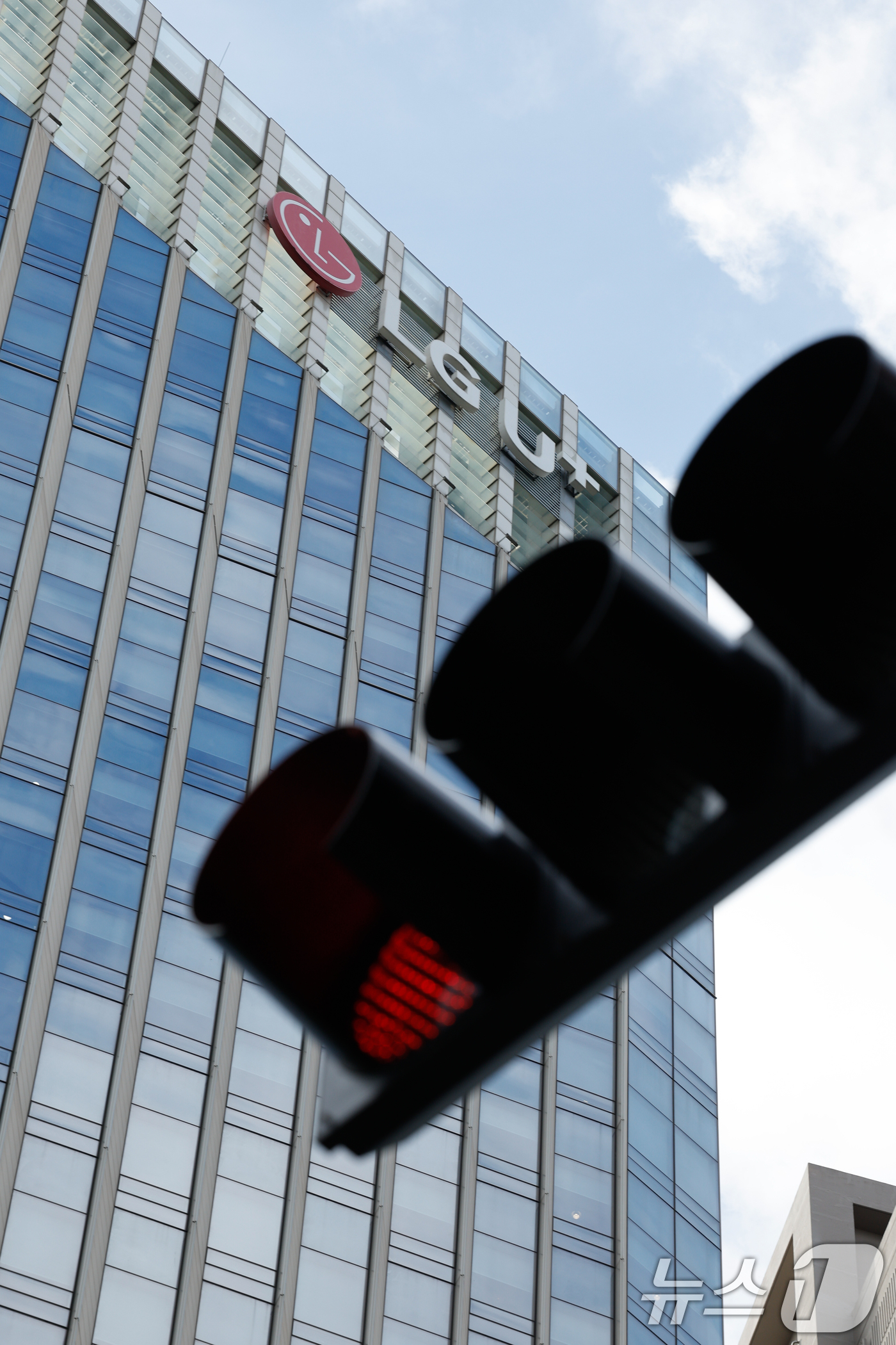 (서울=뉴스1) 안은나 기자 = 23일 통신업계 등에 따르면 LG유플러스는 이날 한국인터넷진흥원(KISA)에 서버 해킹 피해와 관련한 신고서를 제출했다.이로써 올해는 국내 통신 3 …