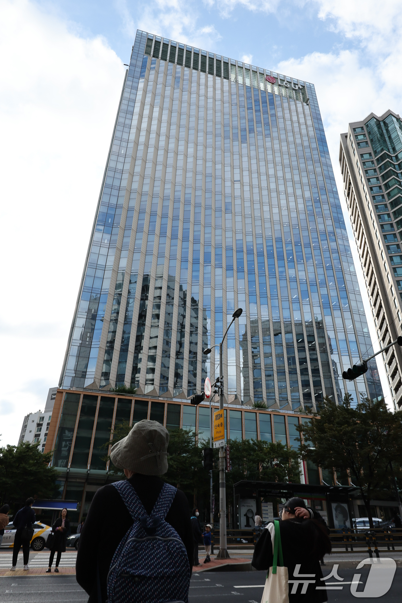 (서울=뉴스1) 안은나 기자 = LG유플러스가 계정 관리 서버 1대 폐기 논란에 대해 시스템 재구축에 따른 조치일 뿐 해킹 등과 무관하다고 밝혔다. 해킹 정황이 있음에도 이를 축소 …