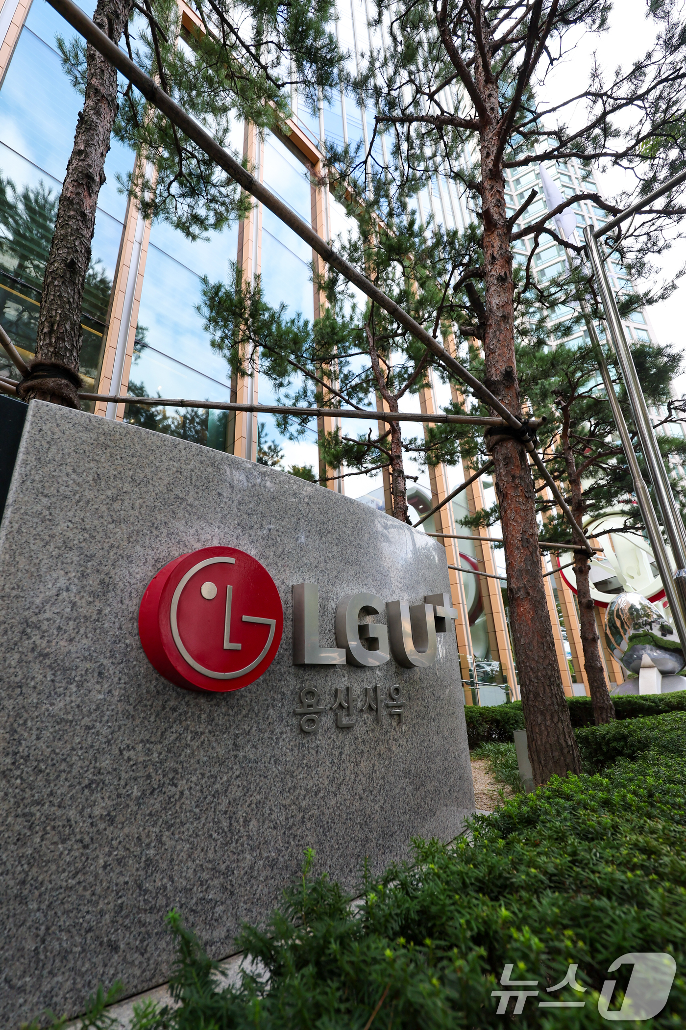 (서울=뉴스1) 안은나 기자 = 23일 통신업계 등에 따르면 LG유플러스는 이날 한국인터넷진흥원(KISA)에 서버 해킹 피해와 관련한 신고서를 제출했다.이로써 올해는 국내 통신 3 …