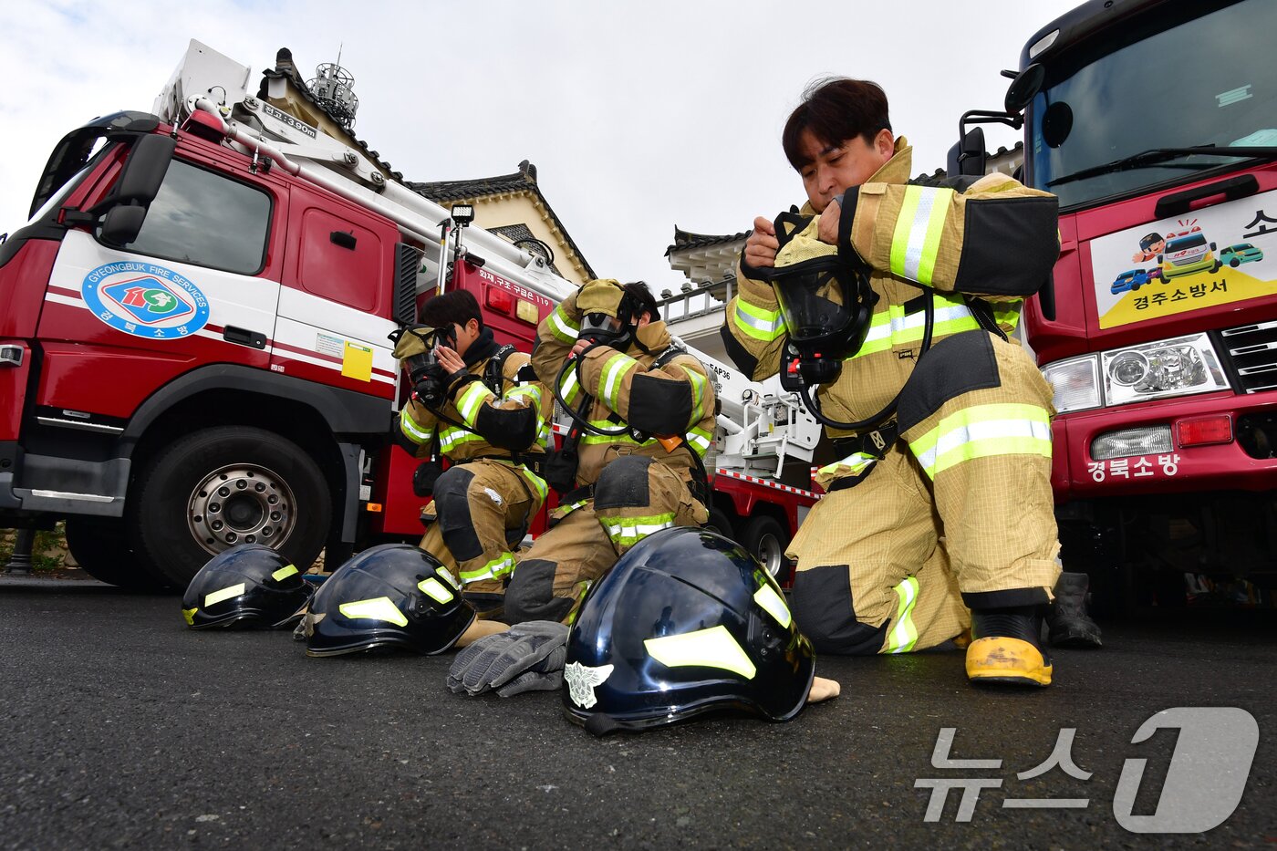 본문 이미지 - 경북 경주소방서 보문119안전센터에서 119대원들이 긴급상황 등에 대비한 출동 훈련을 하고 있다. 보문119안전센터는 오는 31일부터 열리는 APEC 정상회의장과 200여m 떨어진 곳에 위치해 있다. 2025.10.23/뉴스1 ⓒ News1 최창호 기자