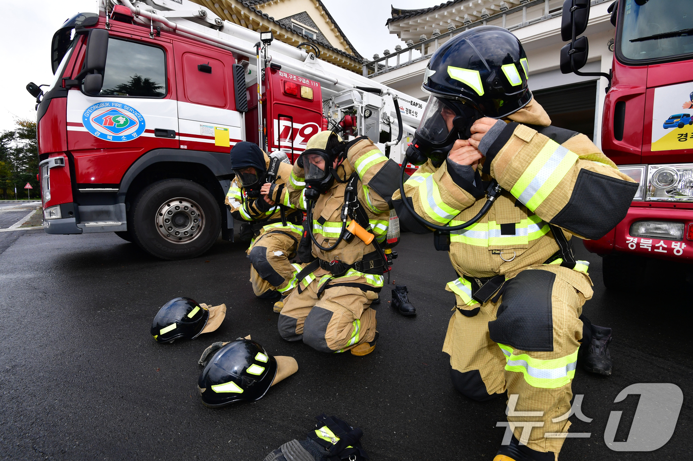 (경주=뉴스1) 최창호 기자 = 3일 경북 경주소방서 소속 보문 119안전센터에서 119대원들이 긴급상황 등에 대비한 출동 훈련을 하고 있다.보문119안전센터는 오는 31일부터 열 …