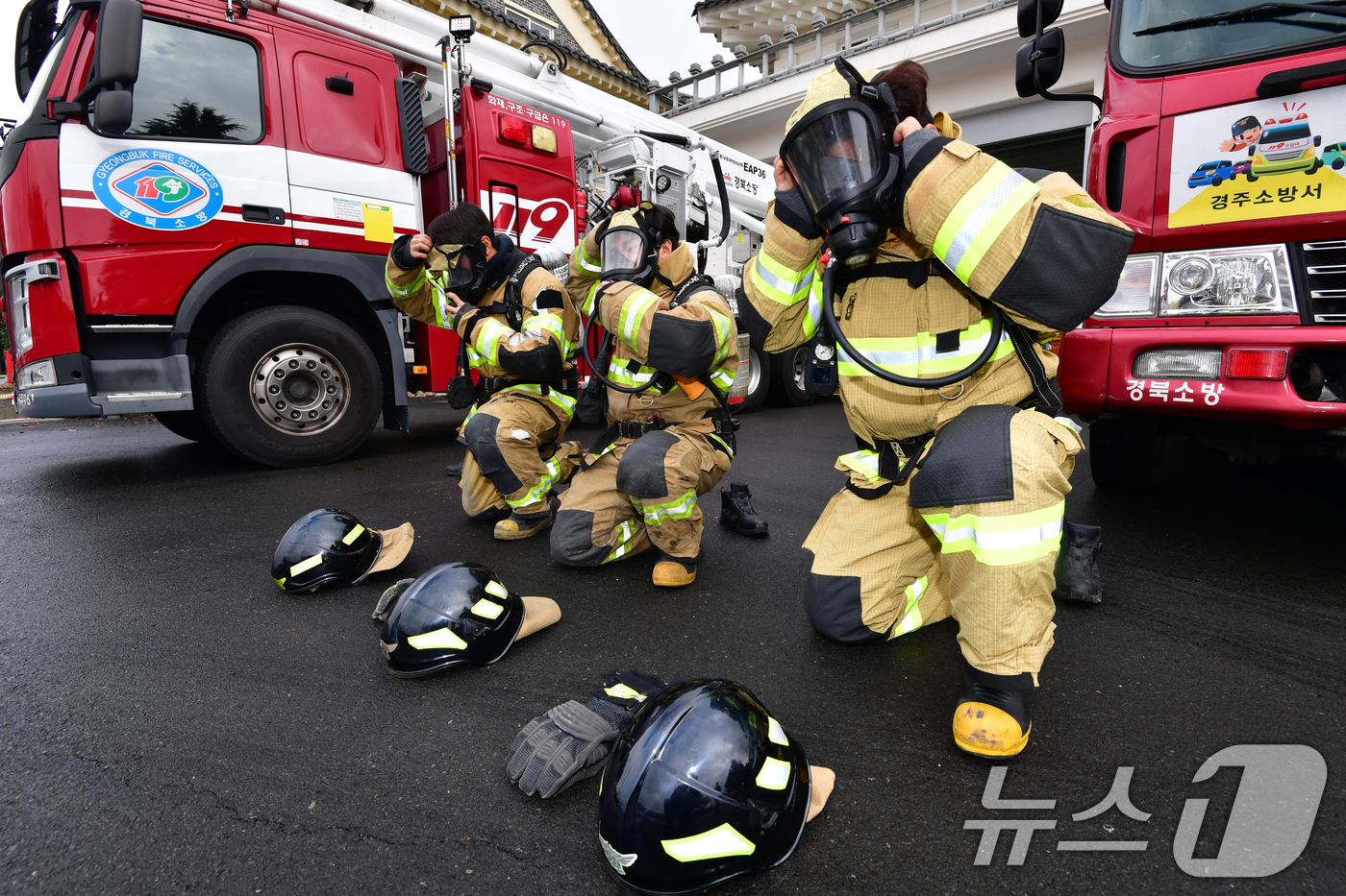 (경주=뉴스1) 최창호 기자 = 3일 경북 경주소방서 소속 보문 119안전센터에서 119대원들이 긴급상황 등에 대비한 출동 훈련을 하고 있다.보문119안전센터는 오는 31일부터 열 …