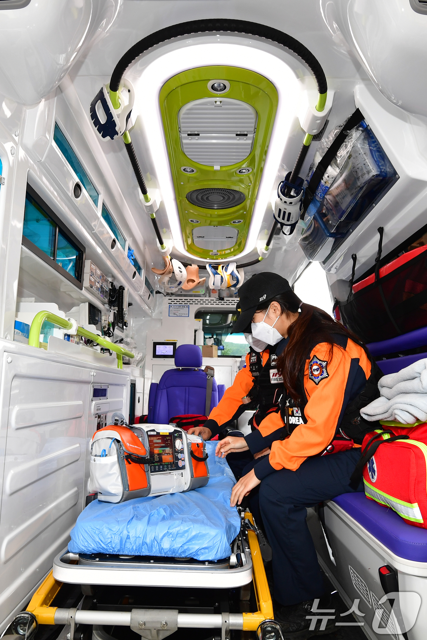 (경주=뉴스1) 최창호 기자 = 3일 경북 경주소방서 소속 보문 119안전센터에서 응급대원들이 긴급 상황에 대비해 장비 점검을 하고 있다.보문119안전센터는 오는 31일부터 열리는 …