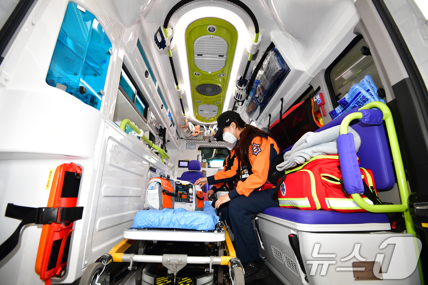 (경주=뉴스1) 최창호 기자 = 3일 경북 경주소방서 소속 보문 119안전센터에서 응급대원들이 긴급 상황에 대비해 장비 점검을 하고 있다.보문119안전센터는 오는 31일부터 열리는 …