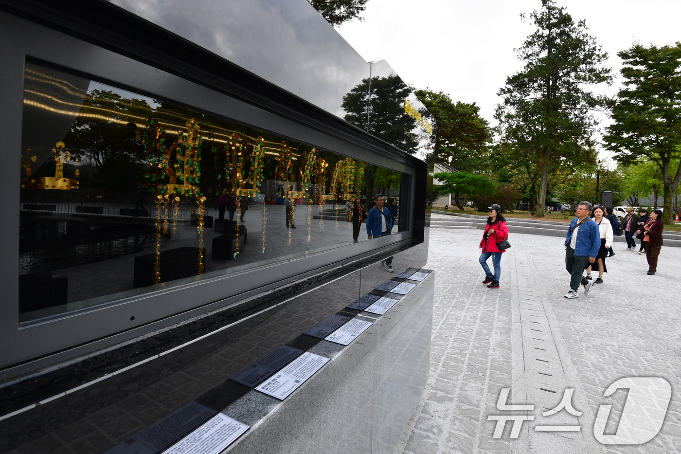 (경주=뉴스1) 최창호 기자 = APEC 2025 장상회의를 일주일 앞둔 23일 정상회의장 인근인 경북 경주시 보문단지 호수 광장에서 신라 금관 전시회 열리고 있다.  2025.1 …
