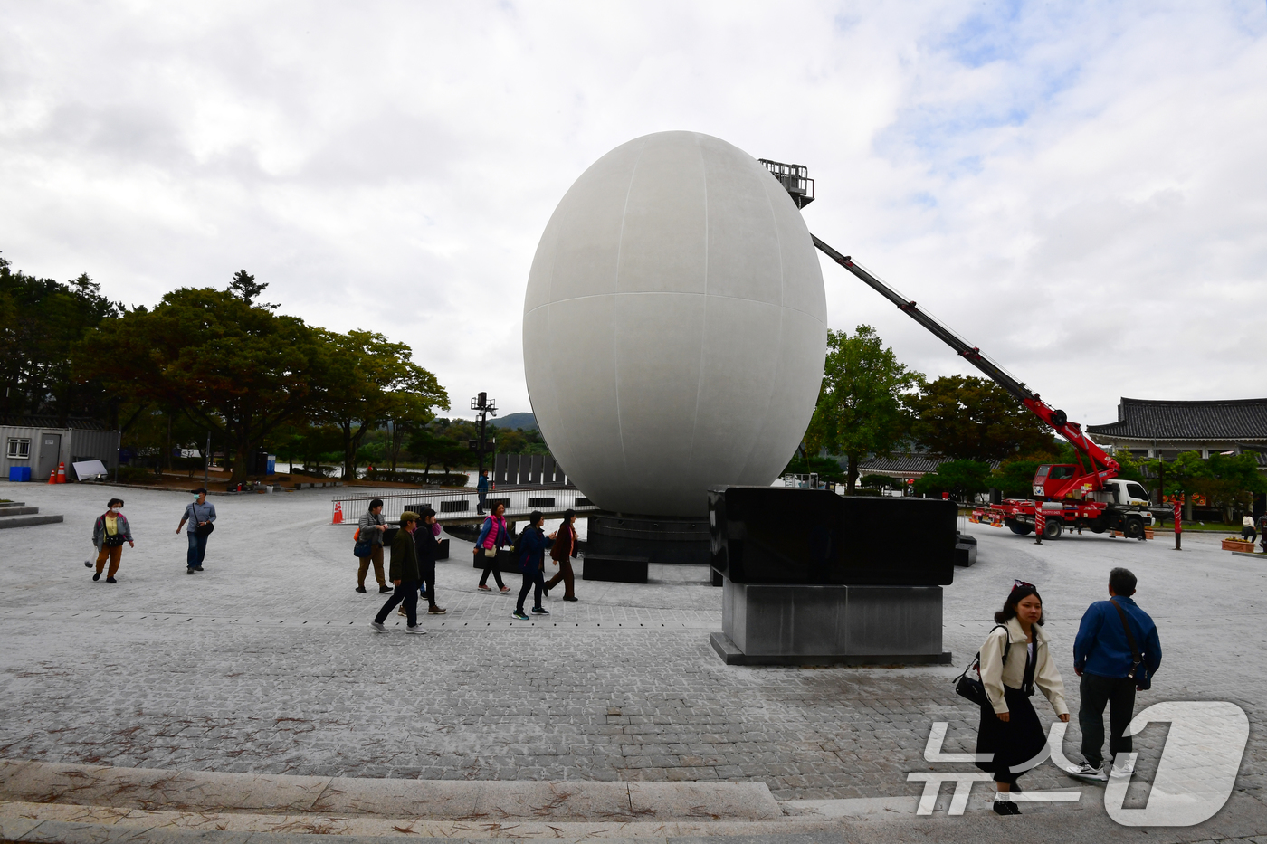 (경주=뉴스1) 최창호 기자 = APEC 2025 장상회의를 일주일 앞둔 23일 정상회의장 인근인 경북 경주시 보문단지 호수 광장에서 미디어 아트 전시회가 열리고 있다. 2025. …