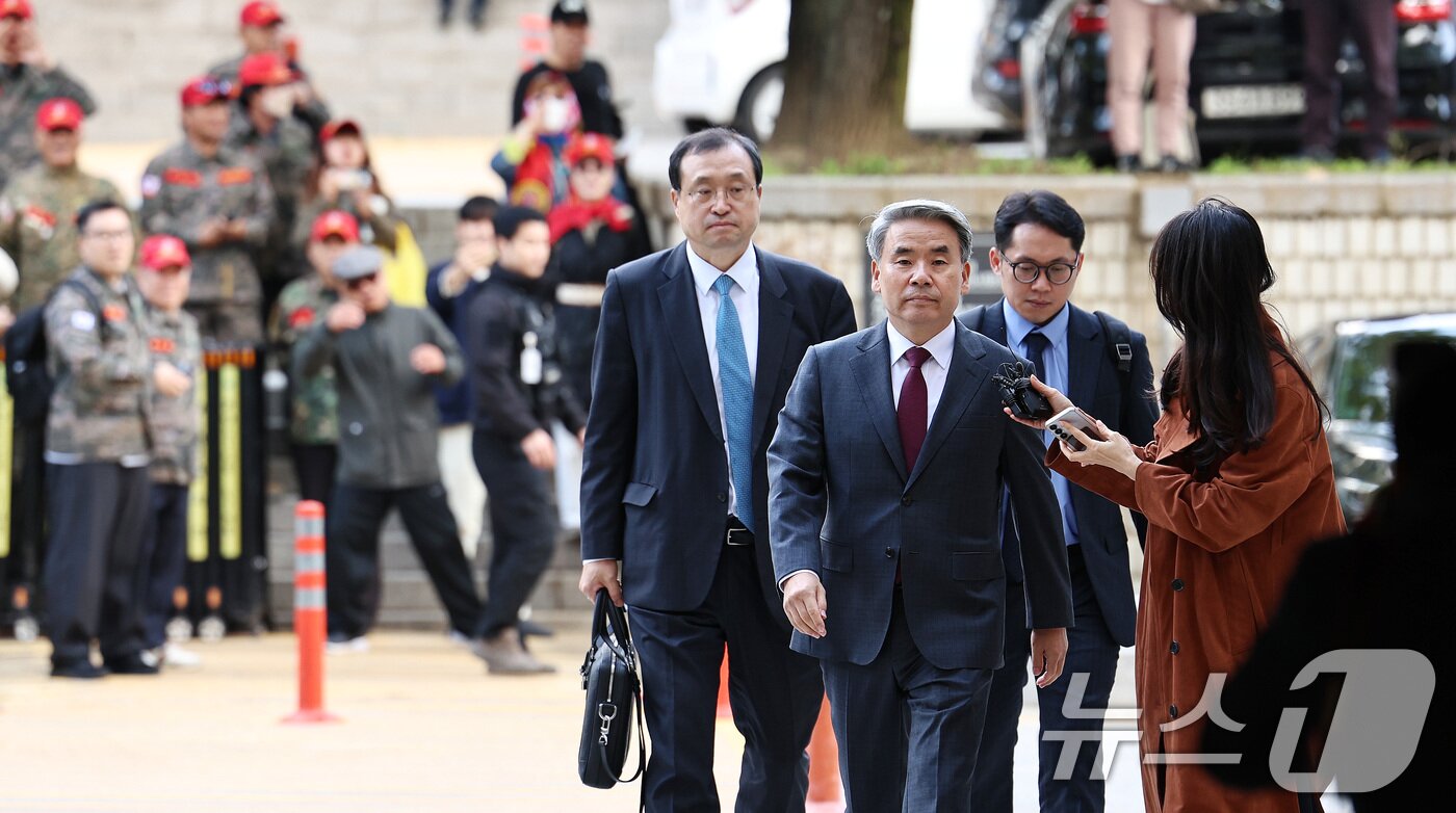 본문 이미지 - 채상병 순직 및 수사 외압·은폐 의혹의 핵심 피의자인 이종섭 전 국방부 장관이 23일 오전 서초구 서울중앙지방법원에서 열린 구속 전 피의자 심문&#40;영장실질심사&#41;에 출석하고 있다. 2025.10.23/뉴스1 ⓒ News1 구윤성 기자