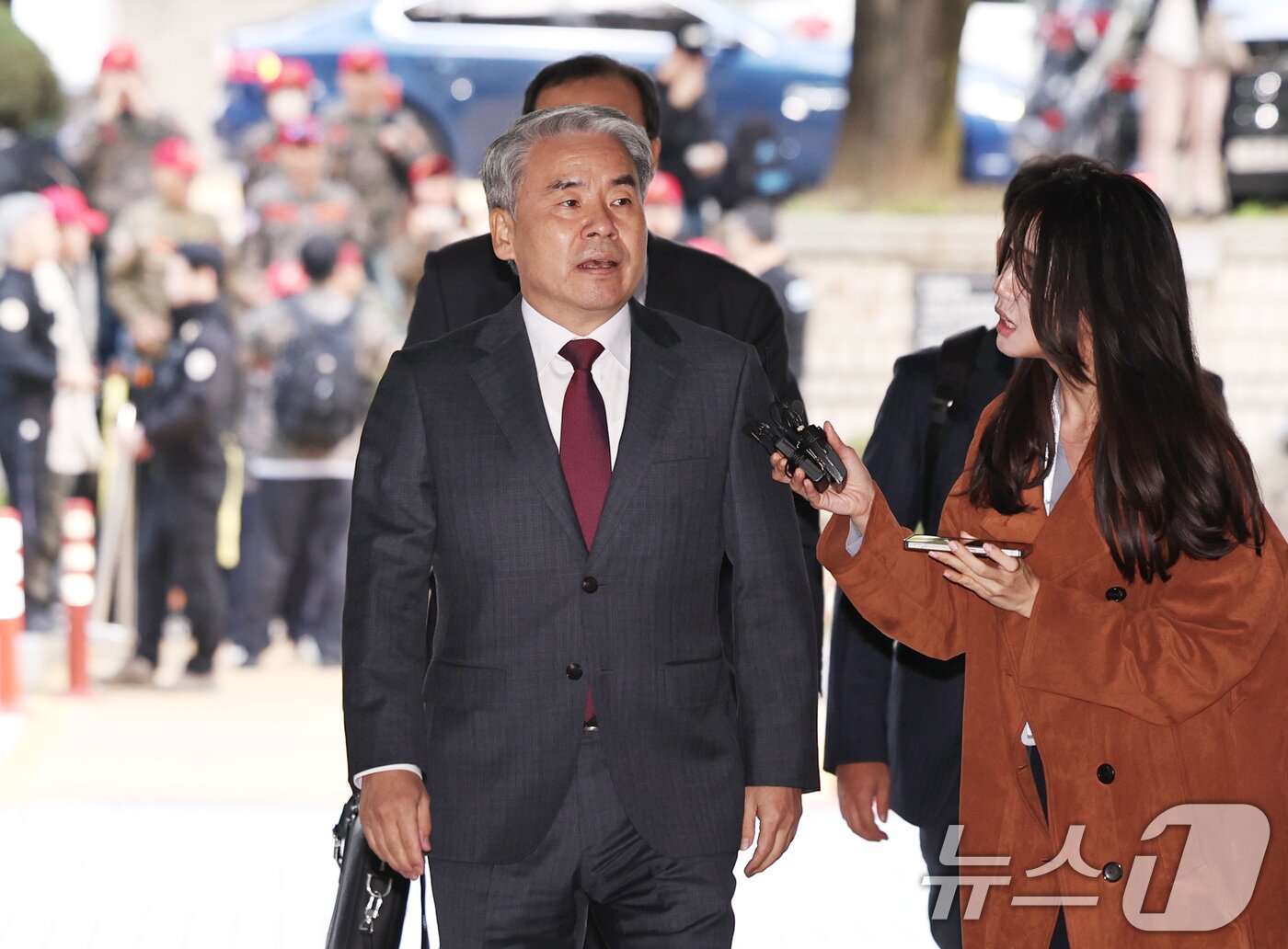 본문 이미지 - 채상병 순직 및 수사 외압·은폐 의혹의 핵심 피의자인 이종섭 전 국방부 장관이 23일 오전 서초구 서울중앙지방법원에서 열린 구속 전 피의자 심문&#40;영장실질심사&#41;에 출석하고 있다. 2025.10.23/뉴스1 ⓒ News1 구윤성 기자