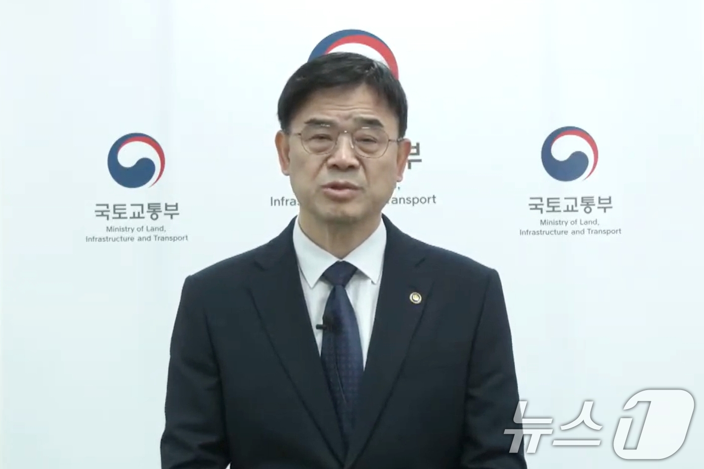 (서울=뉴스1) 임세영 기자 = 이상경 국토교통부 제1차관이 최근 부적절한 부동산 발언과 '갭투자' 의혹에 대해 사과했다.이상경 차관은 23일 오전 10시 10분 유튜브 생중계를 …