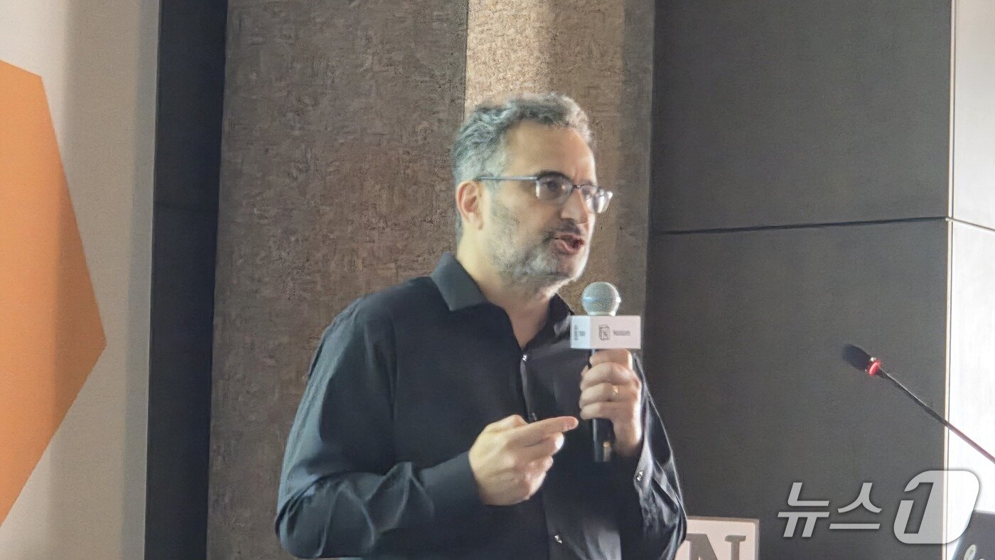 본문 이미지 - 퍼지 코스로우샤히(Fuzzy Khosrowshahi) 노션(Notion) 최고기술책임자(CTO) 서울 중구 더플라자호텔에서 열린 Make with Notion 2025 기자간담회서 발언하고 있다. 2025.10.23 뉴스1 ⓒ News1 김민석 기자