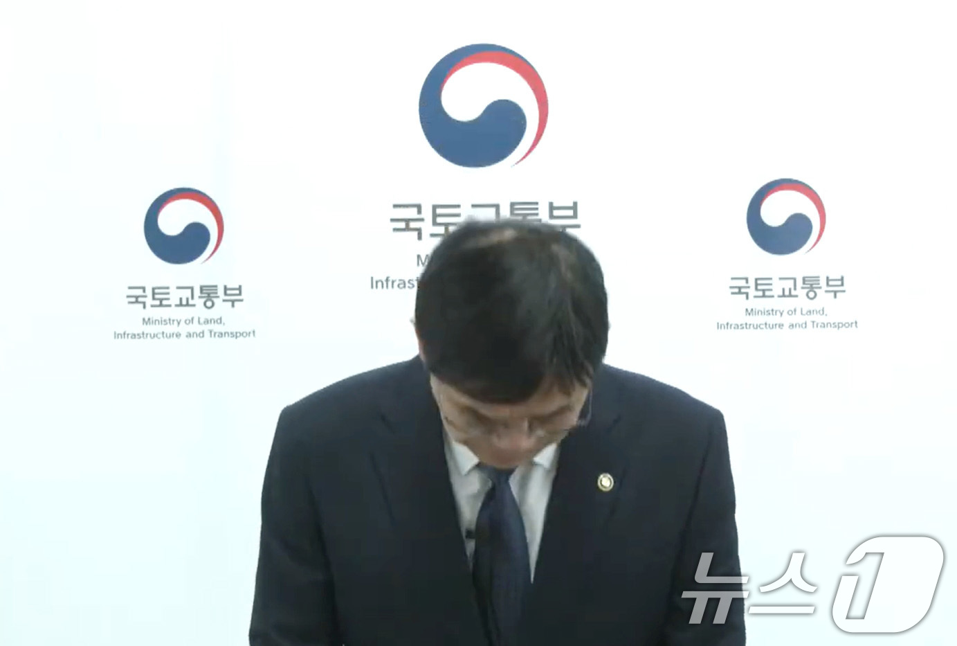 (서울=뉴스1) 임세영 기자 = 이상경 국토교통부 제1차관이 최근 부적절한 부동산 발언과 '갭투자' 의혹에 대해 사과했다.이상경 차관은 23일 오전 10시 10분 유튜브 생중계를 …